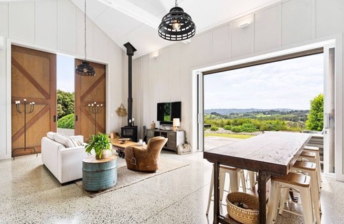 Tawharanui Apartment | The Boat House - Rustic Luxury in Matakana