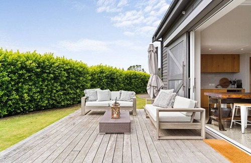 Tawharanui Apartment | The Boat House - Rustic Luxury in Matakana
