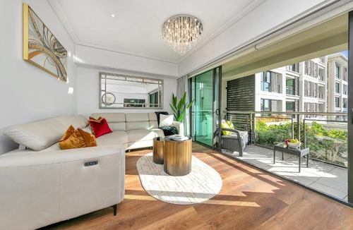 Auckland Central Business District Apartment | The Charming Cracker!