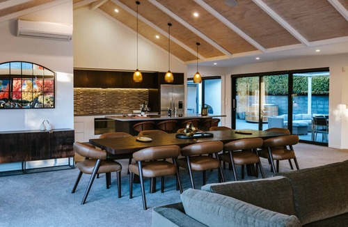 Wanaka House | The Clearview House | Lake View | Sleeps 9