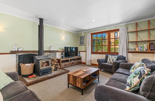 Wanaka House | The Cottage on the Hill - Wānaka Holiday Home