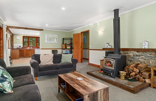 Wanaka House | The Cottage on the Hill - Wānaka Holiday Home