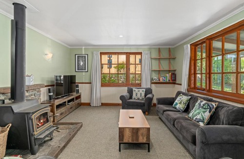 Wanaka House | The Cottage on the Hill - Wānaka Holiday Home