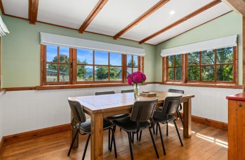 Wanaka House | The Cottage on the Hill - Wānaka Holiday Home