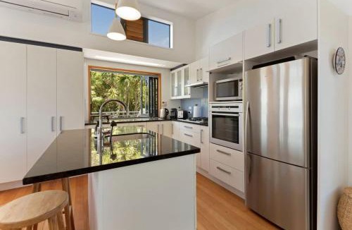 Oneroa House | The Cove at Little O - Stay Waiheke