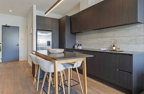 Eden Terrace Apartment | The Eden Terrace Retreat with Parking and Balcony