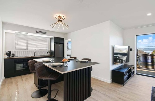 Kawaha Point House | The Fairlady - Lake Views, Executive, Sleeps 4