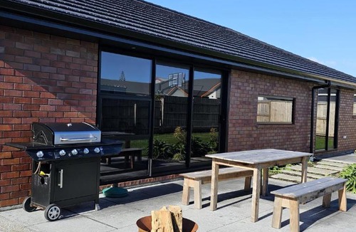 Bell Block Villa | The Family home, Game Zone & Outdoor Fireplace- Sleeps 10