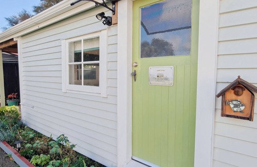 Lower Hutt Cottage | The Garden Nest – A Boulcott Retreat