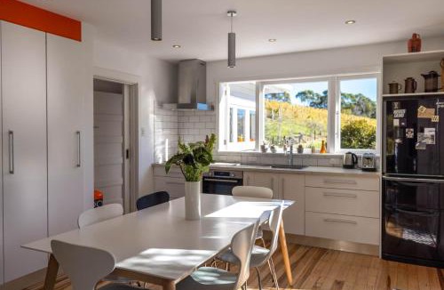 Oneroa House | THE GRAPE SHED COTTAGE - Coast & Country