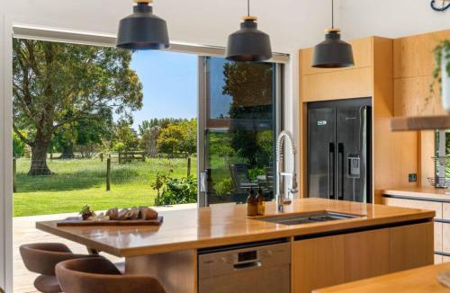 Whangamata House | The Grass is Greener Getaway - Private Hot Tub