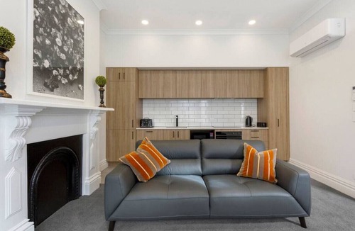 Dunedin City Centre Villa | The Library House - Luxury Townhouse