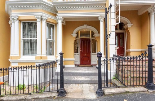Dunedin City Centre Villa | The Library House - Luxury Townhouse