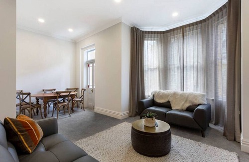 Dunedin City Centre Villa | The Library House - Luxury Townhouse