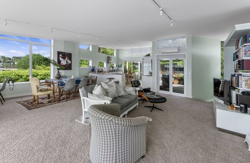 Omokoroa House | The Lighthouse - Omokoroa Holiday Home