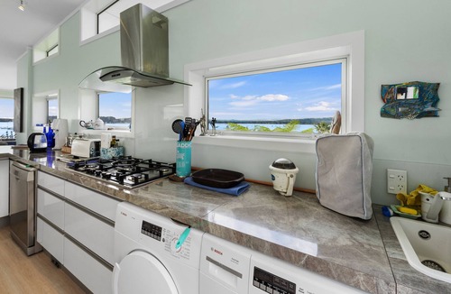Omokoroa House | The Lighthouse - Omokoroa Holiday Home