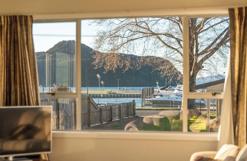 Motuoapa House | The Little Jetty - Motuoapa Holiday Home