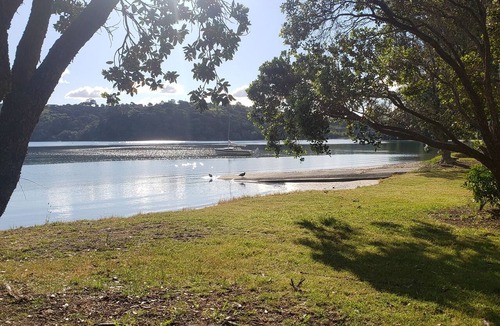 Tawharanui Ski Chalet | THE LITTLE HOUSE BY THE BEACH IN COASTAL MATAKANA, DOG FRIENDLY.