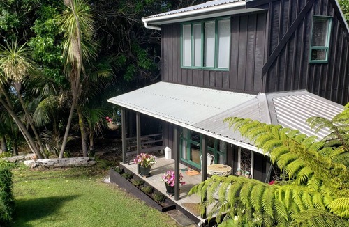 Tawharanui Ski Chalet | THE LITTLE HOUSE BY THE BEACH IN COASTAL MATAKANA, DOG FRIENDLY.
