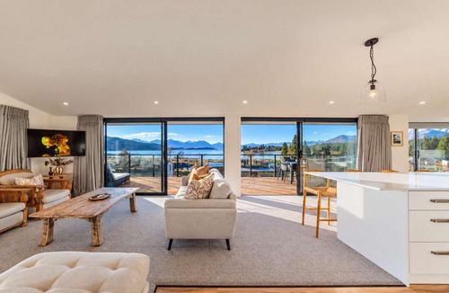 Lake Tekapo House | The Lookout Pollock House