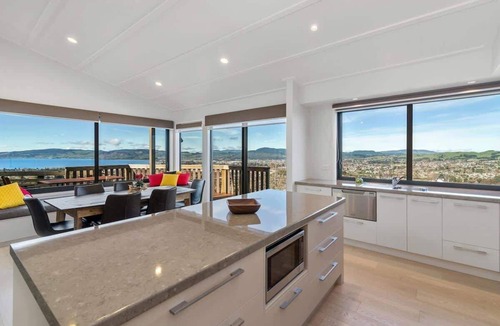 Rotorua House | The Lookout - Rotorua Views, Spa Pool, Sleeps 7