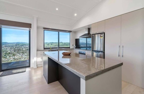 Rotorua House | The Lookout - Rotorua Views, Spa Pool, Sleeps 7