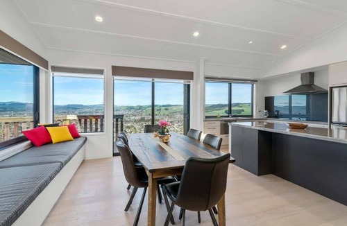 Rotorua House | The Lookout - Rotorua Views, Spa Pool, Sleeps 7