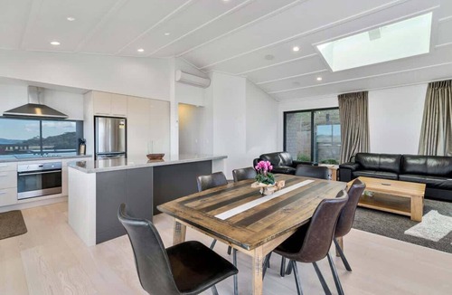 Rotorua House | The Lookout - Rotorua Views, Spa Pool, Sleeps 7