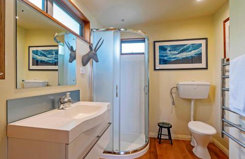 Nelson Apartment | The Lookout - Sweeping Tasman Bay Views, Walk to CBD & Trails