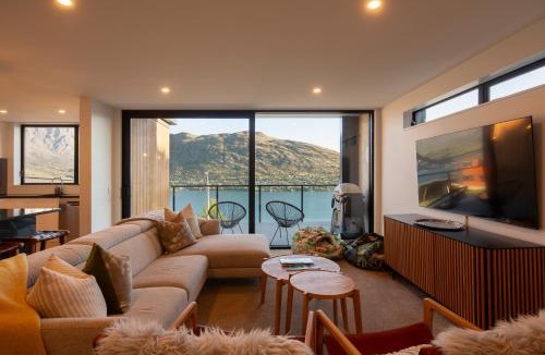 Frankton House | The Marina Lookout, 4BR Home, Fireplace, Garage & AC
