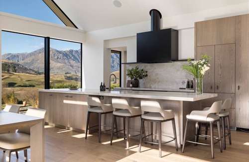 Dalefield Villa | The Paddock | Rural Property with Spa Pool, mountain views, 5mins to Coronet Peak