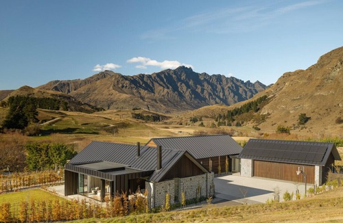 Dalefield Villa | The Paddock | Rural Property with Spa Pool, mountain views, 5mins to Coronet Peak
