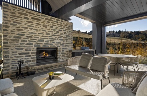 Dalefield Villa | The Paddock | Rural Property with Spa Pool, mountain views, 5mins to Coronet Peak