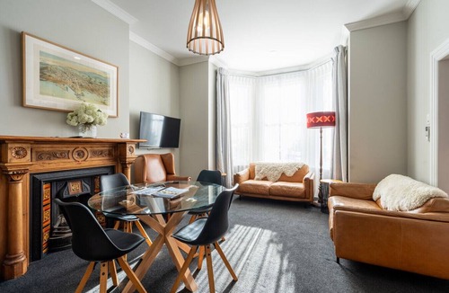 Dunedin City Centre Apartment | The Peninsula House - Luxury Townhouse