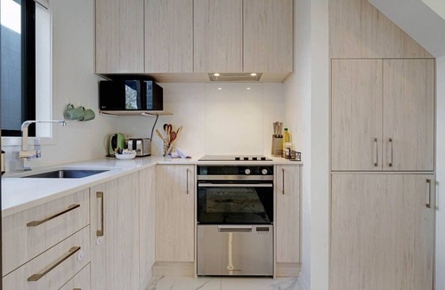 Te Atatu Peninsula Villa | The Peninsula Retreat with Air-Con and Patio