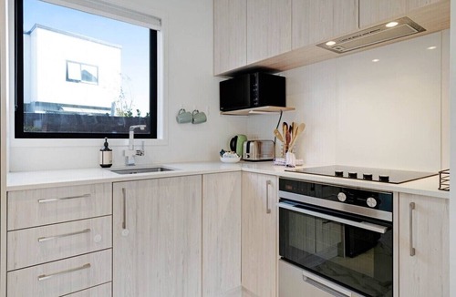 Te Atatu Peninsula Villa | The Peninsula Retreat with Air-Con and Patio