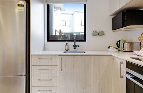 Te Atatu Peninsula Villa | The Peninsula Retreat with Air-Con and Patio