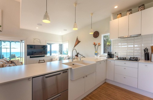 Onetangi Villa | The Point - Luxury & Ocean Views with 4 bedrooms and spa pool