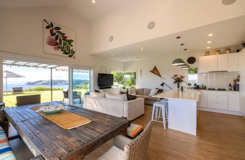 Onetangi Villa | The Point - Luxury & Ocean Views with 4 bedrooms and spa pool
