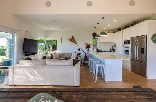 Onetangi Villa | The Point - Luxury & Ocean Views with 4 bedrooms and spa pool