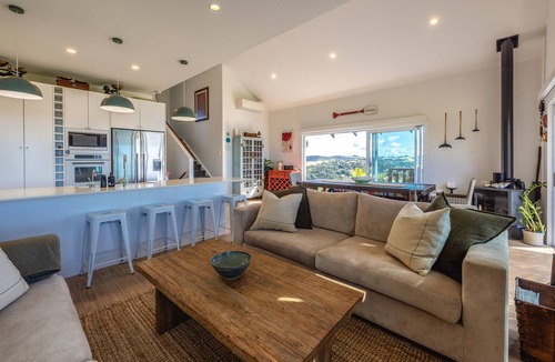 Onetangi Villa | The Point - Luxury & Ocean Views with 4 bedrooms and spa pool