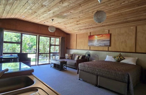 Takaka Hotel | The Rocks Chalets