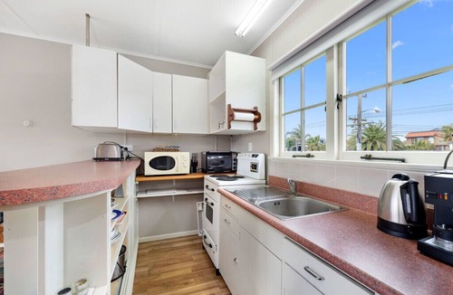 Papamoa Beach Cottage | The Salty Air Bach - Papamoa Beach