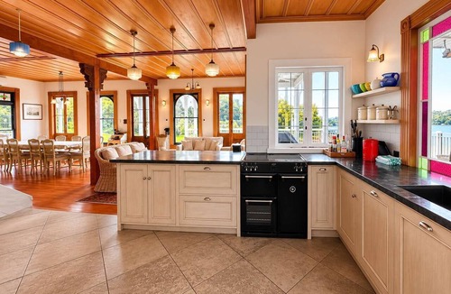 Oneroa House | The Sanctuary - Hot Tub & Huruh Bay Views