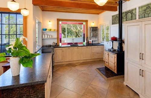 Oneroa House | The Sanctuary - Hot Tub & Huruh Bay Views