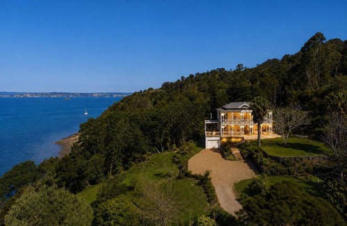 Oneroa House | The Sanctuary - Hot Tub & Huruh Bay Views