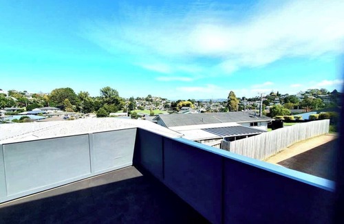 Tauranga House | The Sheriff’s Cabin - Spa & Views in Otumoetai, Tauranga