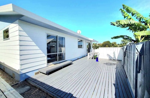 Tauranga House | The Sheriff’s Cabin - Spa & Views in Otumoetai, Tauranga