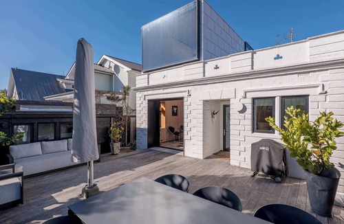 Sumner House | The Sumner Escape - Sleeps 5, Walk to Beach