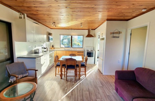 One Tree Point House | The Sunrise Bach - One Tree Point Holiday Home